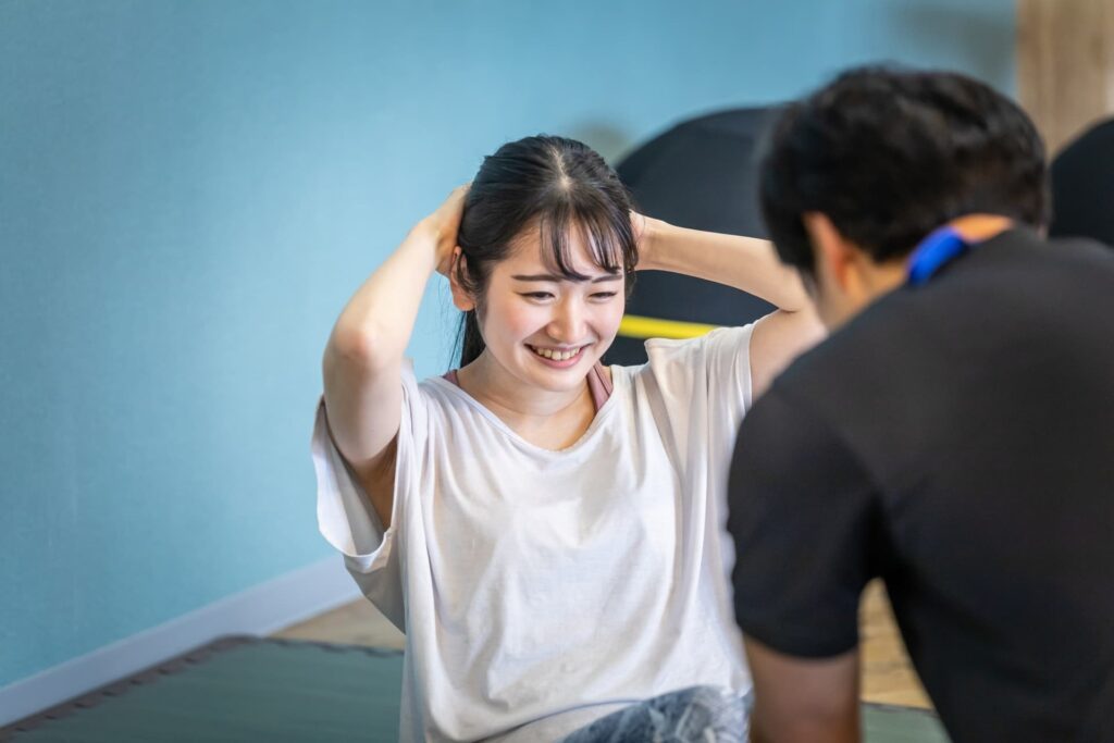 腹筋する笑顔女性