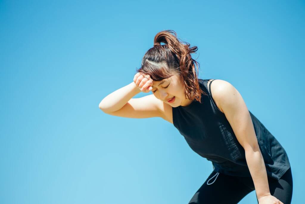汗をかいて疲れている女性