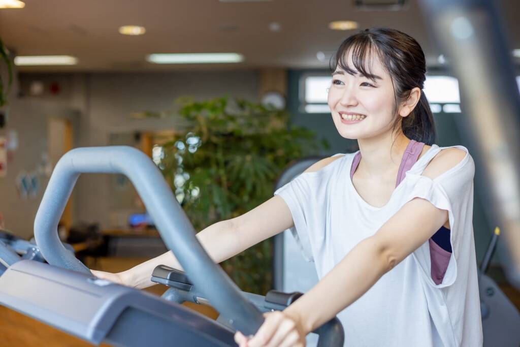 笑顔でトレーニングしている女性