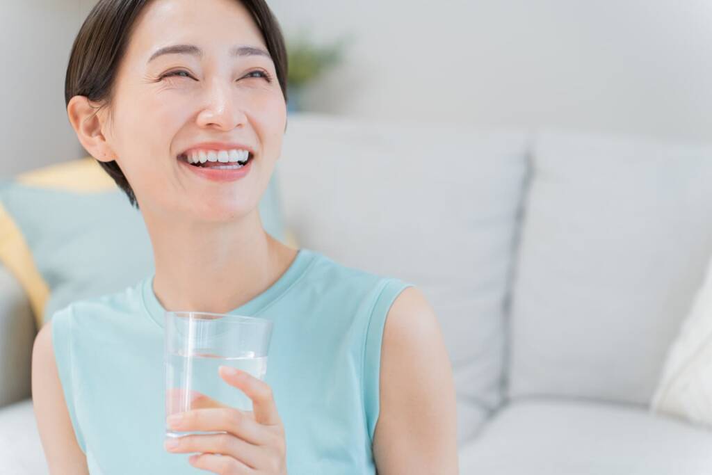お水を持つ笑顔の女性
