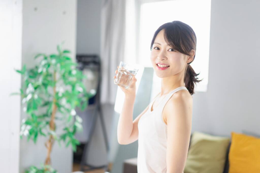 水を飲もうとする女性