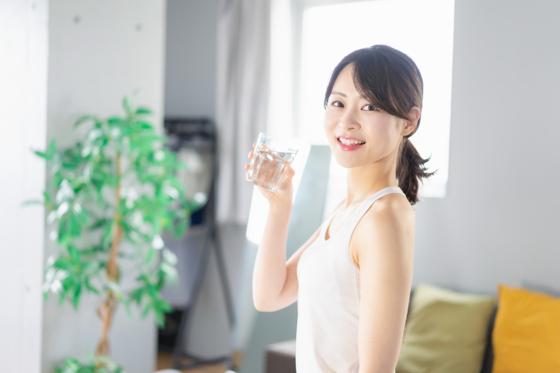 水を飲もうとする女性