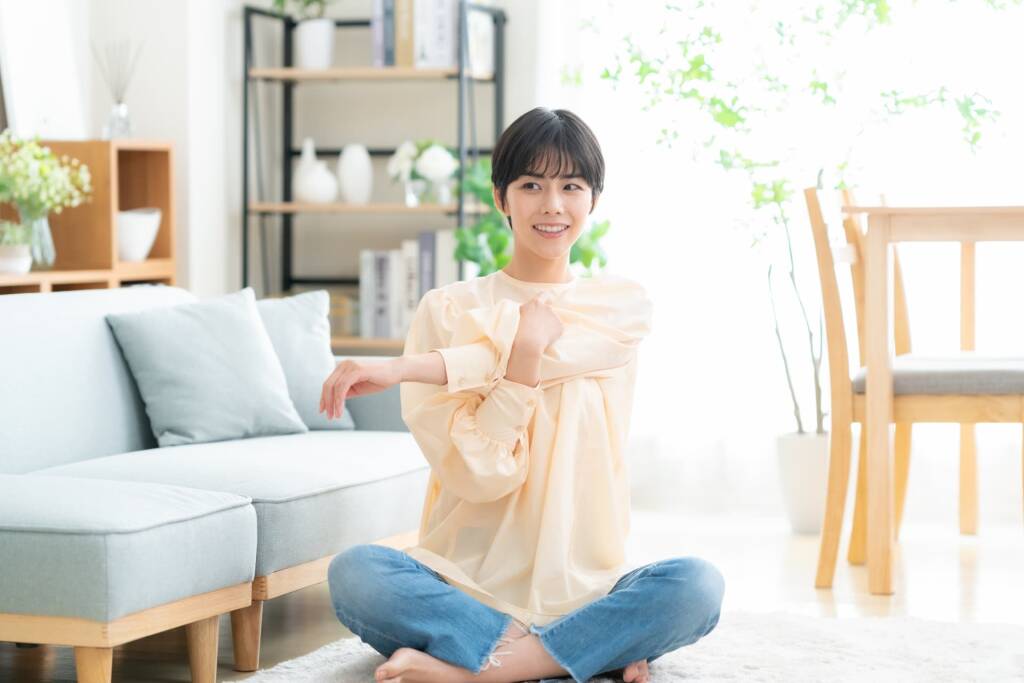 座ってストレッチする女性