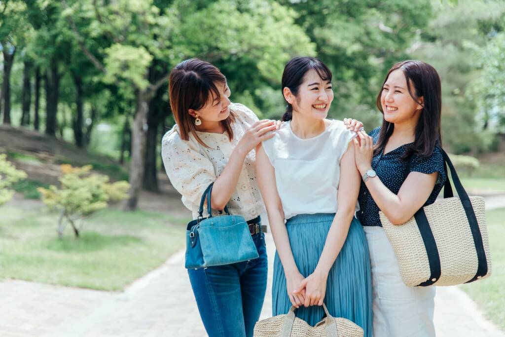 3人組で歩く笑顔の女性