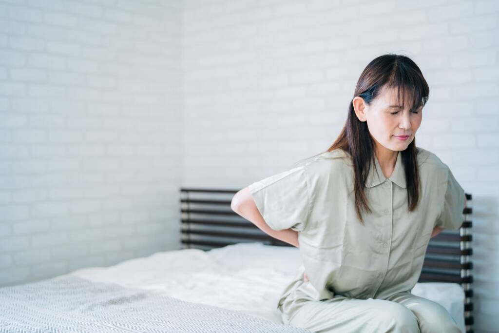 腰痛が辛そうな女性