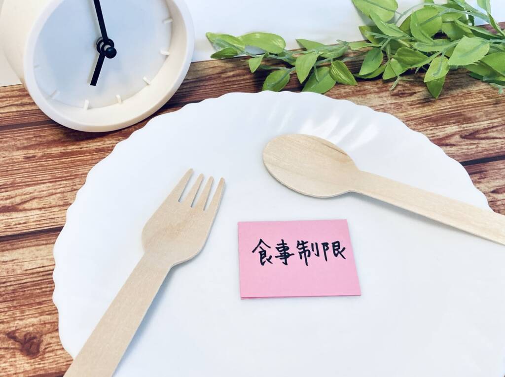 食事制限の付箋とカトラリー
