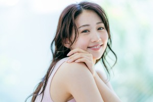 タンクトップの微笑む女性