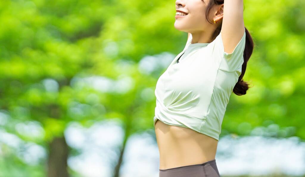 自然で背伸びする笑顔の女性
