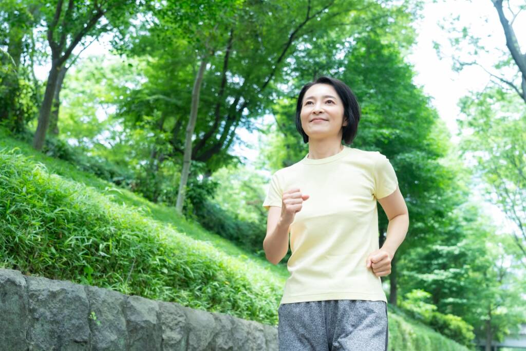 ウォーキングする中年女性