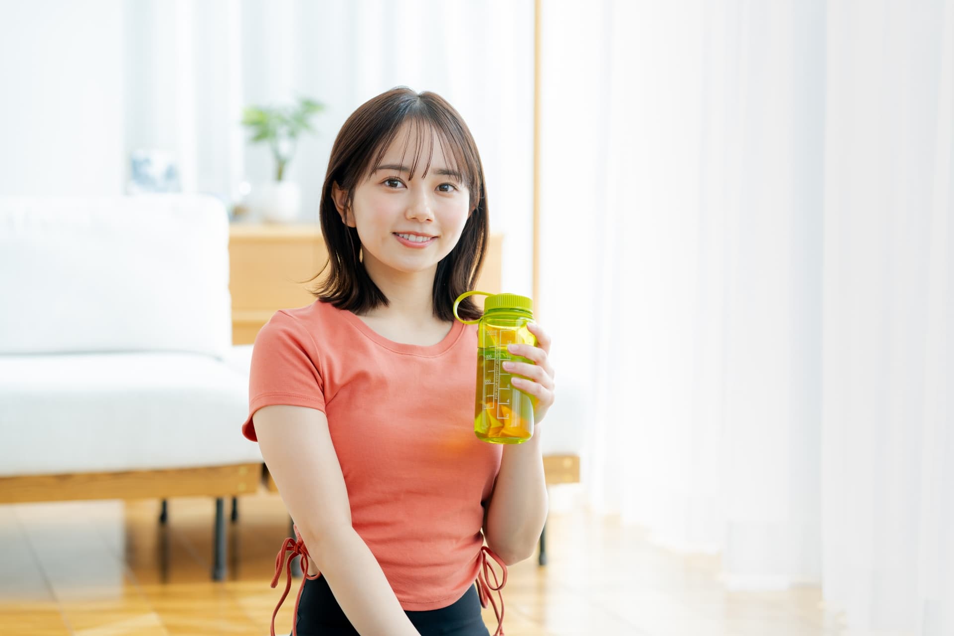水をもつ女性
