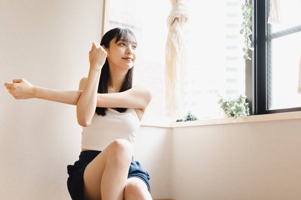 ストレッチで腕を伸ばす女性